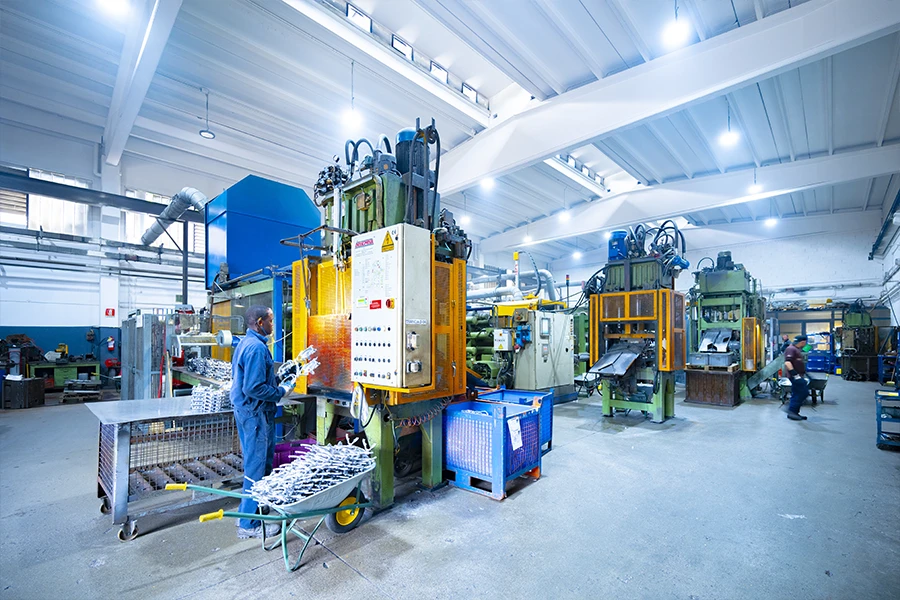 Reparto pressofusione, finiture superficiali e magazzino